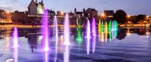 Le miroir d'eau devant le château des ducs, de nuit